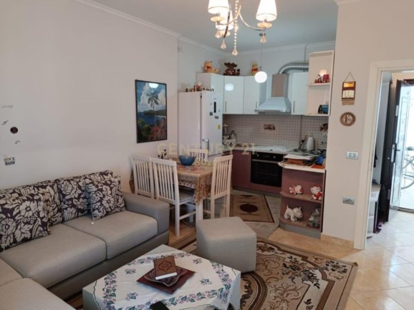Tirane, jepet me qera apartament 1+1 Kati 1, 350 € (fresku)