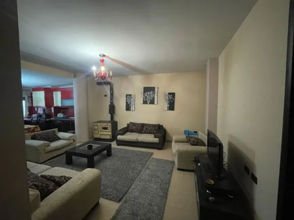 Tirane, jepet me qera apartament 3+1+Ballkon Kati 5, 115 m² 800 € (tregu elektrik)