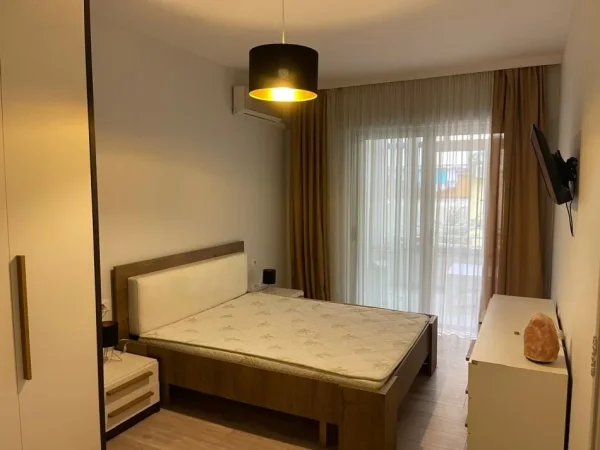 Tirane, jepet me qera apartament 2+1+Ballkon , 90 m² 850 € (Liqeni i Thate)