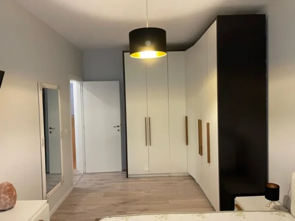 Tirane, jepet me qera apartament 2+1+Ballkon , 90 m² 850 € (Liqeni i Thate)