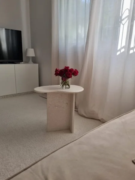 Tirane, jepet me qera 1+1+Ballkon Kati 1, 450 € (Oxhaku prane Xhamise Xhura)