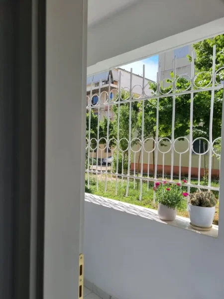Tirane, jepet me qera 1+1+Ballkon Kati 1, 450 € (Oxhaku prane Xhamise Xhura)