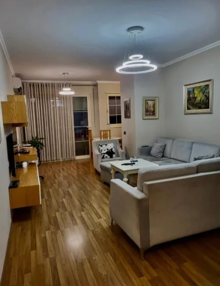 Tirane, jepet me qera apartament 2+1+Aneks+Ballkon Kati 5, 100 m² 700 € (DON BOSKO)