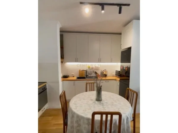 Tirane, jepet me qera apartament 2+1+Ballkon Kati 9, 79 m² 750 € (Rruga e kosovareve)