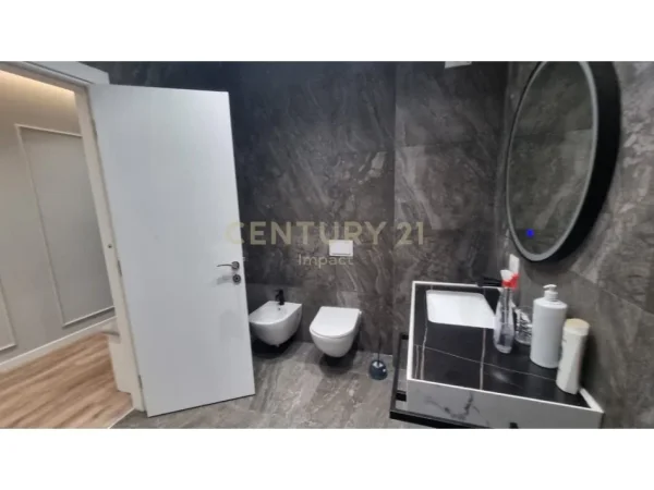 Tirane, jap me qera 2+1 Kati 4, 100 m² 800 € (Rruga e dibres)
