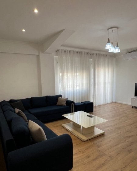 Tirane, jepet me qera apartament 1+1+Ballkon Kati 5, 80 m² 400 € (Fresk Kompleksi Kotori prane Bunkartit)