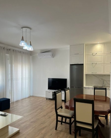 Tirane, jepet me qera apartament 1+1+Ballkon Kati 5, 80 m² 400 € (Fresk Kompleksi Kotori prane Bunkartit)