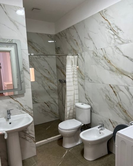 Tirane, jepet me qera apartament 1+1+Ballkon Kati 5, 80 m² 400 € (Fresk Kompleksi Kotori prane Bunkartit)