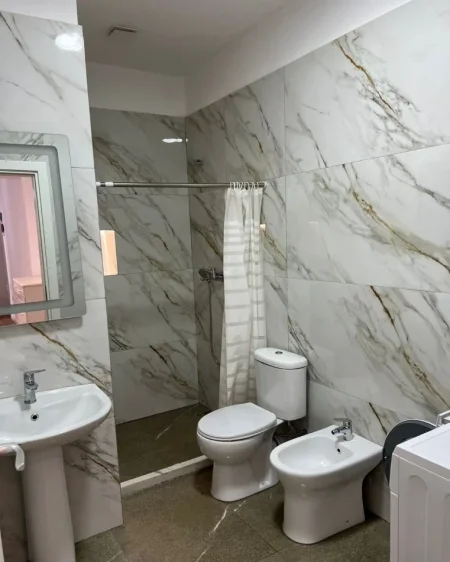 Tirane, jepet me qera apartament 1+1+Ballkon Kati 5, 80 m² 400 € (Fresk Kompleksi Kotori prane Bunkartit)