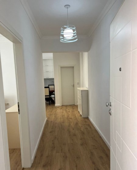 Tirane, jepet me qera apartament 1+1+Ballkon Kati 5, 80 m² 400 € (Fresk Kompleksi Kotori prane Bunkartit)
