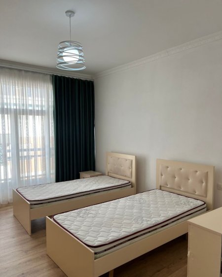 Tirane, jepet me qera apartament 1+1+Ballkon Kati 5, 80 m² 400 € (Fresk Kompleksi Kotori prane Bunkartit)