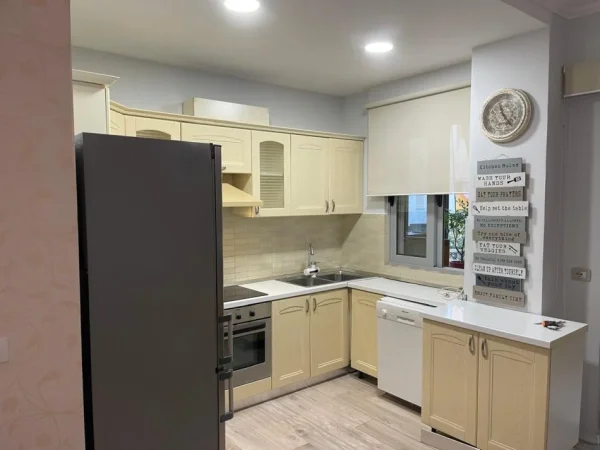 Tirane, jepet me qera apartament 2+1 Kati 4, 90 m² 850 € (Liqeni i Thate)