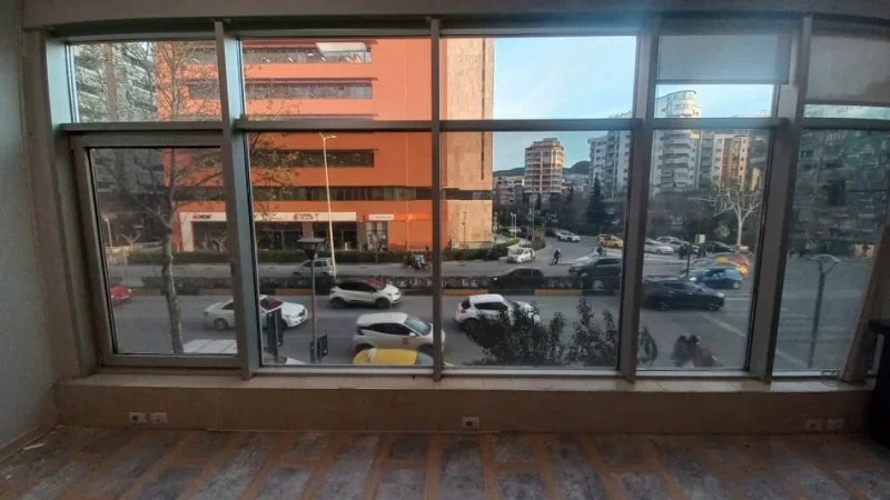 Tirane, jepet me qera ambjent biznesi Kati 1, 50 m² 600 € (Rruga e Kavajes)