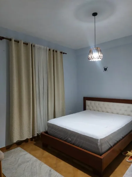 Tirane, jepet me qera apartament 1+1 Kati 2, 65 m² 400 € (Jepet me Qera Super Shtepia 1+1 me Parking ne 5 Maj.)