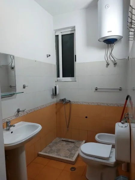 Tirane, jepet me qera apartament 1+1 Kati 2, 65 m² 400 € (Jepet me Qera Super Shtepia 1+1 me Parking ne 5 Maj.)