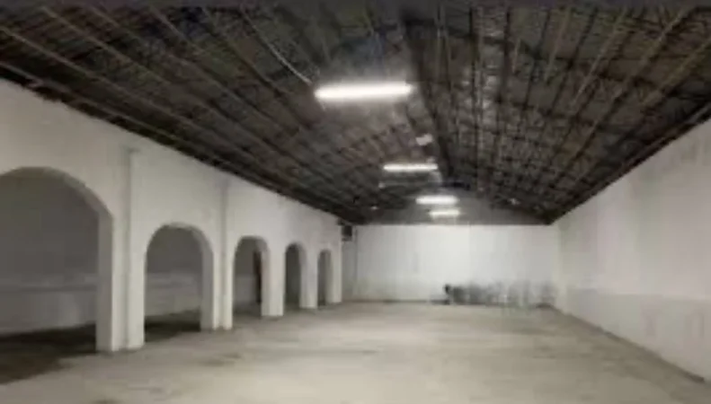 Tirane, jepet me qera magazine Kati 0, 315 m² 2.500 € (SIRI KODRA)