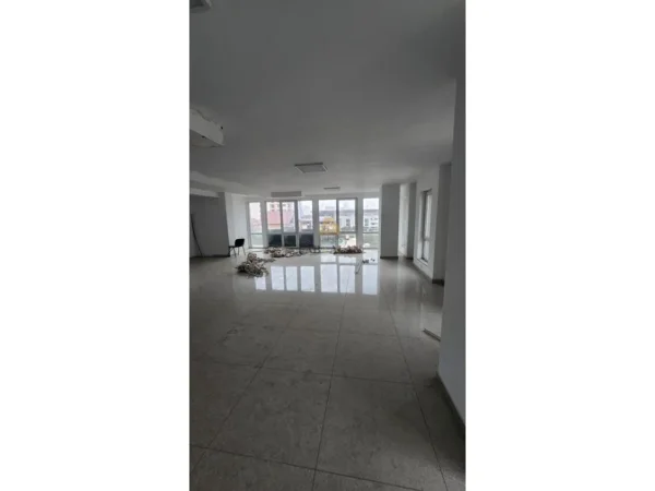 Tirane, jepet me qera ambjent biznesi Kati 1, 183 m² 1.200 € (ISH FUSHA E AVIACIONIT)