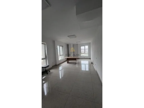 Tirane, jepet me qera ambjent biznesi Kati 1, 183 m² 1.200 € (ISH FUSHA E AVIACIONIT)