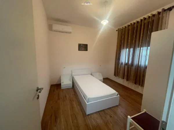 Tirane, jepet me qera apartament duplex 2+1 Kati 2, 160 m² 1.300 € (ali demi)