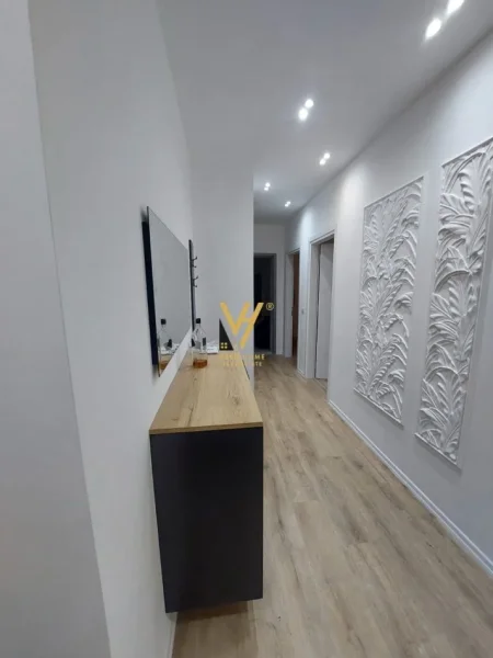 Tirane, jepet me qera apartament 2+1+Ballkon Kati 3, 102 m² 1.000 € (PORCELAN)