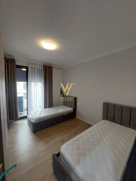 Tirane, jepet me qera apartament 2+1+Ballkon Kati 3, 102 m² 1.000 € (PORCELAN)