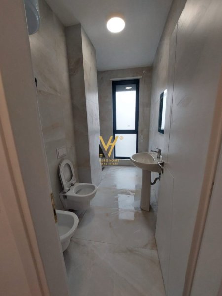 Tirane, jepet me qera apartament 2+1+Ballkon Kati 3, 102 m² 1.000 € (PORCELAN)