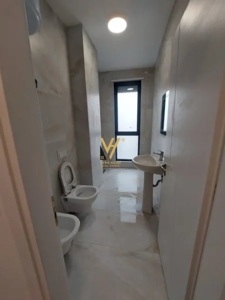 Tirane, jepet me qera apartament 2+1+Ballkon Kati 3, 102 m² 1.000 € (PORCELAN)