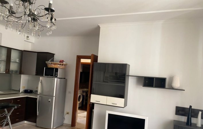 Tirane, jepet me qera apartament 2+1+Ballkon Kati 3, 85 m² 550 € (Liqeni i Thate perballe hotel Radison)