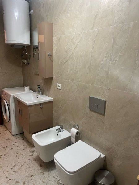 Tirane, jepet me qera apartament 2+1+Ballkon Kati 3, 85 m² 550 € (Liqeni i Thate perballe hotel Radison)