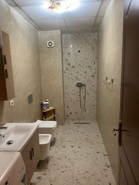 Tirane, jepet me qera apartament 2+1+Ballkon Kati 3, 85 m² 550 € (Liqeni i Thate perballe hotel Radison)