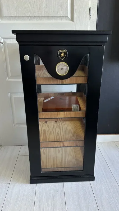 Tirane, shes SHITET KUTI E MADHE LUKSOZE HUMIDOR PER PURO CIGARE AKSESOR LAMBORGHINI SHUM E VECANT Permasat 100cm me 50cm 40cm