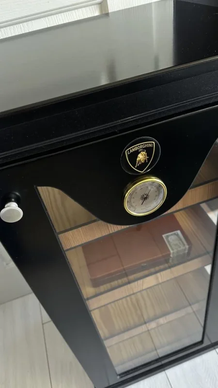 Tirane, shes SHITET KUTI E MADHE LUKSOZE HUMIDOR PER PURO CIGARE AKSESOR LAMBORGHINI SHUM E VECANT Permasat 100cm me 50cm 40cm