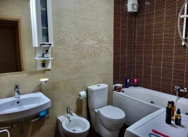 Tirane, jepet me qera apartament 2+1+Ballkon Kati 5, 100 m² 700 € (Don Bosko prane Bankes Credins)
