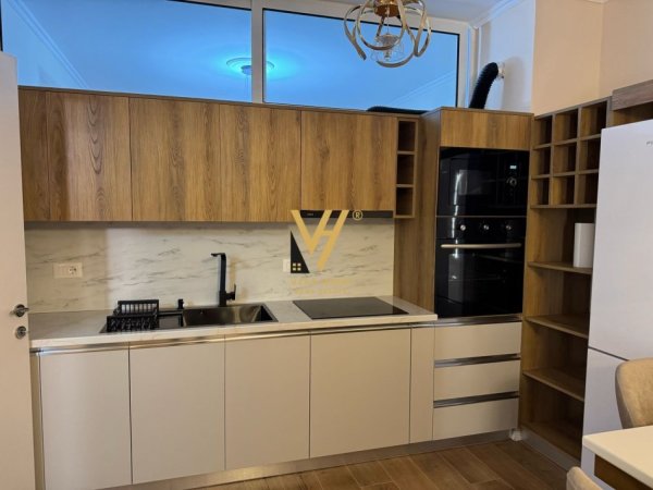 Tirane, jepet me qera apartament 2+1+Ballkon Kati 7, 85 m² 700 € (RRUGA E DIBRES)