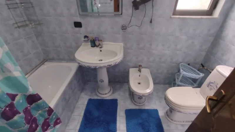 Tirane, jepet me qera apartament 2+1 Kati 2, 110 m² 700 € (SELVIA)