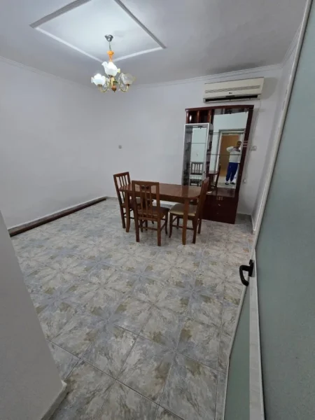 Tirane, jepet me qera apartament 1+1 Kati 1, 80 m² 300 € (Xhamlllik)