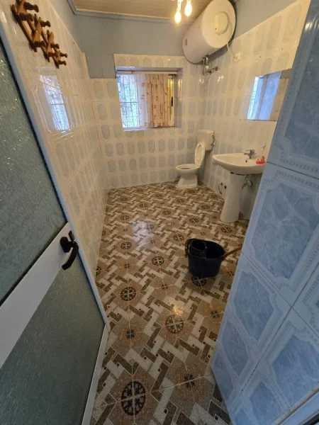 Tirane, jepet me qera apartament 1+1 Kati 1, 80 m² 300 € (Xhamlllik)