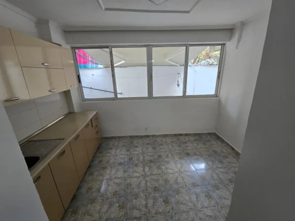 Tirane, jepet me qera apartament 1+1 Kati 1, 80 m² 300 € (Xhamlllik)