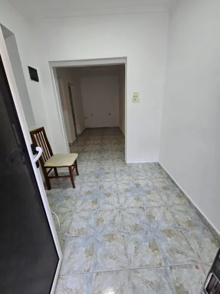 Tirane, jepet me qera apartament 1+1 Kati 1, 80 m² 300 € (Xhamlllik)