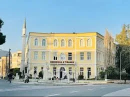 Tirane, jepet me qera 2+1 Kati 4, 400 € (Medreseja)