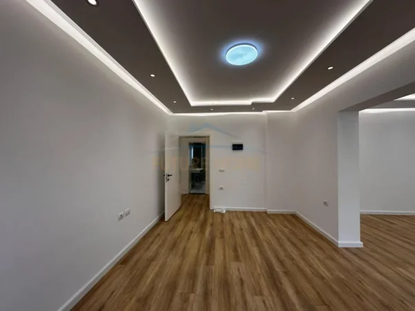 Tirane, jap me qera ambjent biznesi Kati 3, 104 m² 900 € (Rruga Mine Peza)
