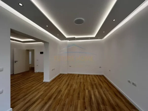 Tirane, jap me qera ambjent biznesi Kati 3, 104 m² 900 € (Rruga Mine Peza)