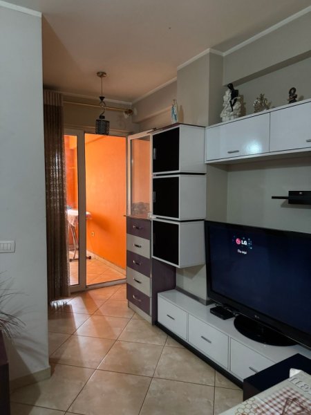 Tirane, jepet me qera apartament 1+1+Ballkon Kati 2, 80 m² 400 € (Jordan misja , kompleksi gener 2)