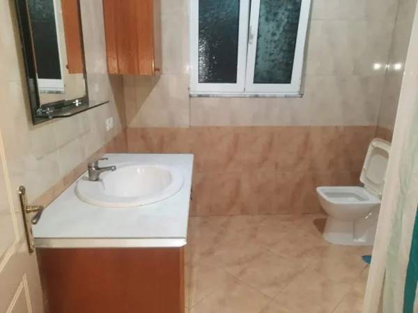 Tirane, jepet me qera apartament 2+1+Ballkon Kati 2, 85 m² 350 € (Kodra e Prifitit prane shkolles mrekullia)
