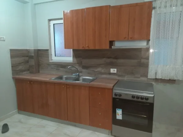 Tirane, jepet me qera apartament 2+1+Ballkon Kati 2, 85 m² 350 € (Kodra e Prifitit prane shkolles mrekullia)