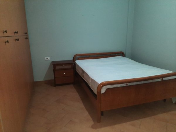 Tirane, jepet me qera apartament 2+1+Ballkon Kati 2, 85 m² 350 € (Kodra e Prifitit prane shkolles mrekullia)