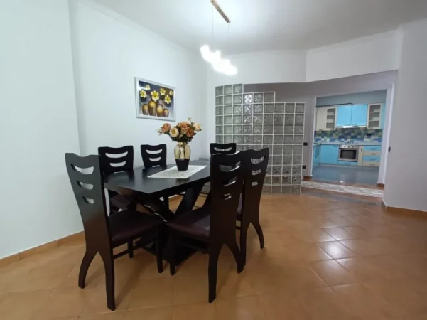 Tirane, jepet me qera Kati 2, 110 m² 1.000 € (Komuna e Parisit)