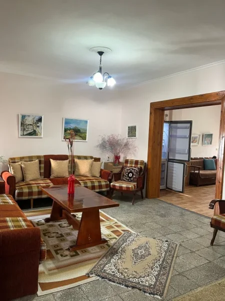 Tirane, jepet me qera apartament 2+1 Kati 5, 100 m², 350000 leke/muaj (Idriz Dollaku)