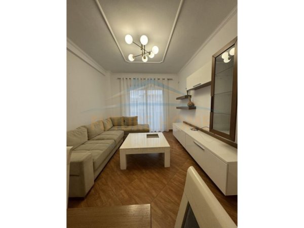 Tirane, jepet me qera apartament 2+1+Ballkon Kati 8, 100 m² 550 € (Prane Rotondos Astir)