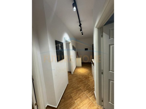 Tirane, jepet me qera apartament 2+1+Ballkon Kati 8, 100 m² 550 € (Prane Rotondos Astir)